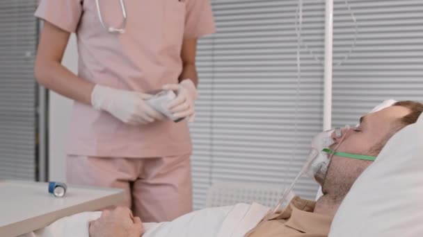 Oksijen Maskeli Bir Erkek Hasta Hastane Yatağında Uyuyor Açık Pembe — Stok video
