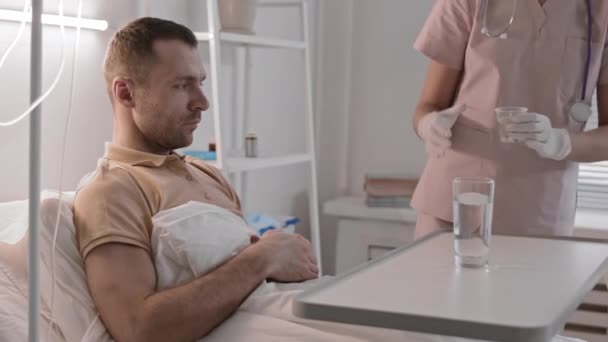 Médio Longo Paciente Masculino Caucasiano Deitado Cama Hospital Com Mesa — Vídeo de Stock