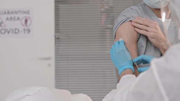 Nerozpoznatelný Zdravotnický Pracovník Modrých Rukavicích Dezinfikuje Část Kůže Rameni Oříznutého — Stock video
