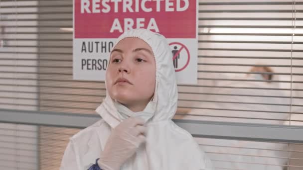 Közelkép Fiatal Kaukázusi Doktornő Pov Járól Amint Leveszi Arcvédőt Maszkot — Stock videók