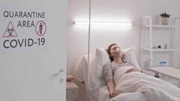 Mittlere Langzeitaufnahme Einer Kranken Frau Die Krankenhausbett Liegt Sauerstoffmaske Trägt — Stockvideo