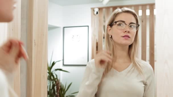 Rückansicht Einer Jungen Blondhaarigen Frau Die Optikergeschäft Vor Dem Spiegel — Stockvideo