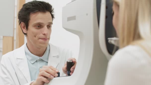 Bakifrån Ung Blond Hårig Kvinna Tittar Tonometer Utnämning Till Ögonläkare — Stockvideo