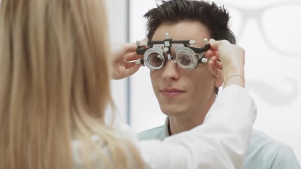 Přes Rameno Pohled Bělošku Žena Oftalmolog Vyšetření Mužského Pacienta Zrak — Stock video