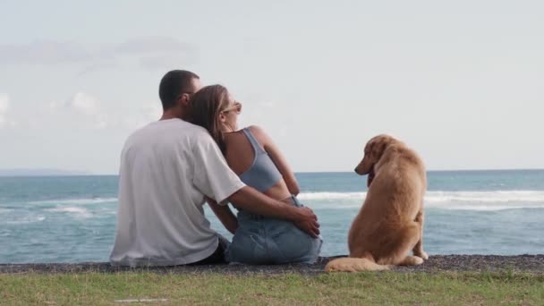 Vue Arrière Plan Moyen Jeune Couple Romantique Étreignant Assis Sur — Video