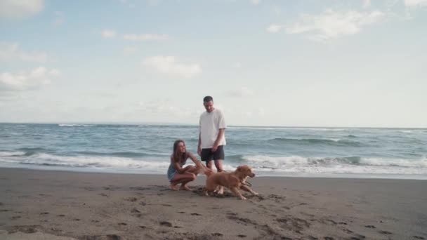 Largo Tiro Joven Pareja Caucásica Pie Hablando Mujer Acariciando Perro — Vídeo de stock