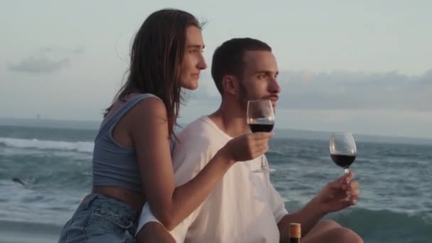 Orta Uzunlukta Güzel Beyaz Romantik Bir Çiftin Gülümsemesi Birbirine Yakın — Stok video