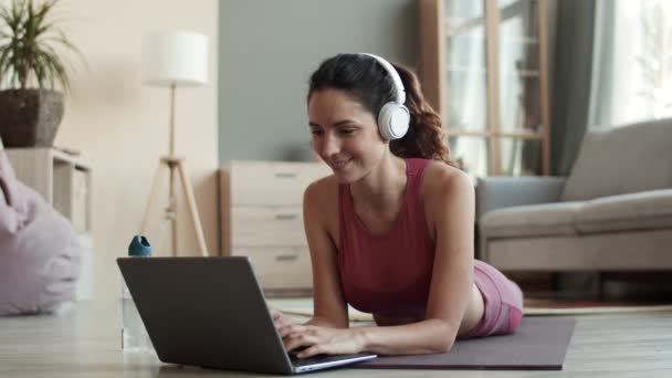 Mediano Largo Joven Mujer Caucásica Feliz Con Auriculares Inalámbricos Ropa — Vídeo de stock