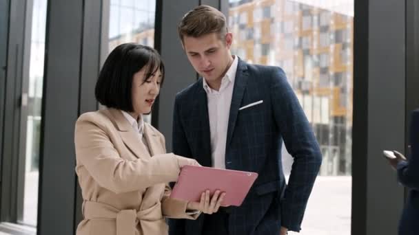 Plan Panoramique Homme Affaires Caucasien Collègue Asiatique Féminine Debout Ensemble — Video