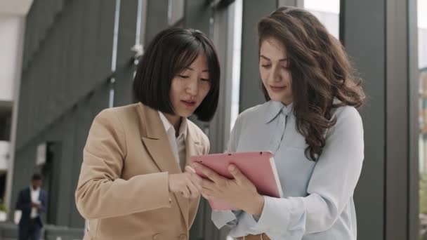 Pan Tiro Duas Mulheres Negócios Diversas Vestindo Formalwear Salão Centro — Vídeo de Stock