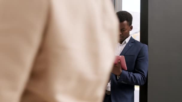 Panning Good Looking African Businessman Standing Office Hall Tablet Hands — Vídeo de Stock