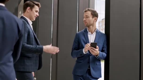 Panning Good Looking Caucasian Businessman Standing Office Hall Smartphone Hands — Vídeos de Stock