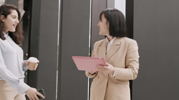 사무실에서 태블릿을 아시아 사업가의 그리고 그녀의 동료가 접근하여 연설을 — 비디오