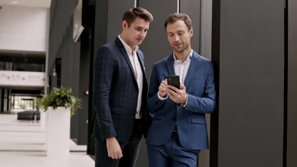 Panning Two Caucasian Businessmen Wearing Elegant Suits Standing Office Hall — Vídeos de Stock