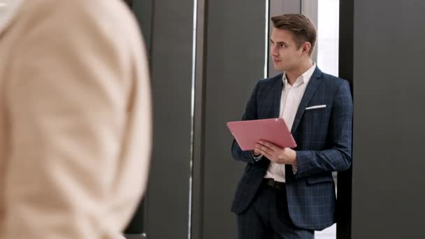 Medium Shot Young Caucasian Businessman Standing Office Hall Tablet Hands — Αρχείο Βίντεο