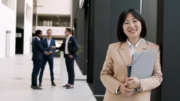 Medium Shot Young Asian Female Manager Wearing Formalwear Standing Business — Vídeo de Stock