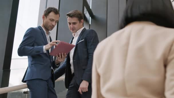 Low Angle View Two Caucasian Businessmen Wearing Formalwear Standing Stairs — Video Stock