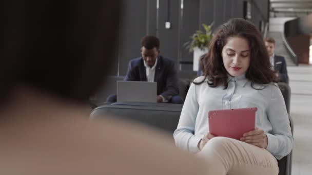 Shoulder View Young Mixed Race Female Office Worker Wearing Formalwear — Vídeo de Stock