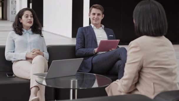 Visão Traseira Gestores Multiétnicos Masculinos Femininos Vestindo Roupas Formais Sentados — Vídeo de Stock