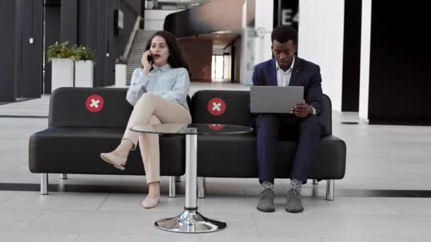 Amplio Plano Joven Mestiza Sentada Sofá Negro Hablando Por Teléfono — Vídeos de Stock