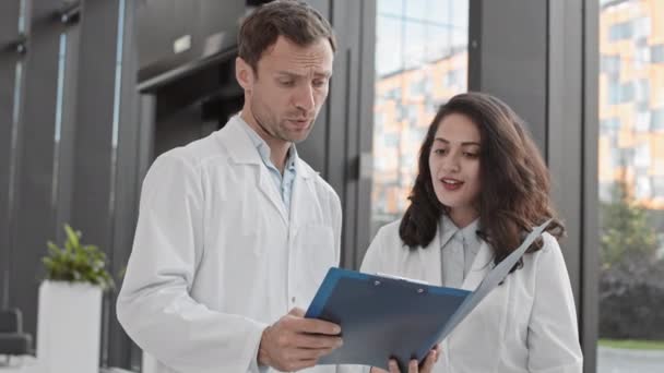 Colpo Medio Medico Caucasico Maschio Sua Collega Razza Mista Femminile — Video Stock