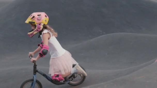 Широкий Постріл Козацької Дівчини Красивій Спідниці Футболці Шоломі Їздить Велосипеді — стокове відео