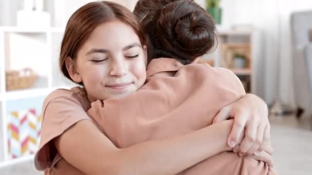 Zadní Pohled Dospívající Běloška Dívka Objímající Svou Milovanou Matku Dívá — Stock video