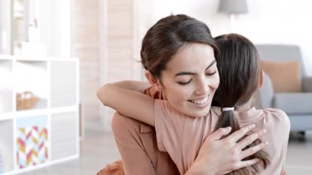 Visão Traseira Jovem Mulher Mestiça Abraçando Sua Amada Filha Adolescente — Vídeo de Stock