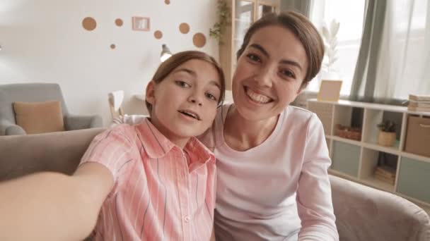 Mediana Toma Hermosa Mujer Raza Mixta Linda Hija Sentados Juntos — Vídeos de Stock