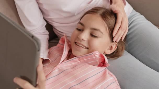 Primer Plano Alegre Chica Caucásica Acostada Con Cabeza Sobre Las — Vídeos de Stock