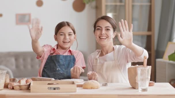 Medium Shot Joyful Caucasian Teenage Girl Her Good Looking Mother — Stock video