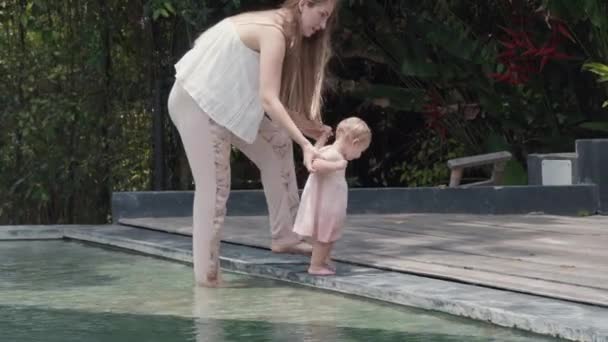 Long Shot Young Caucasian Mother Helping Her One Year Old — Stok video