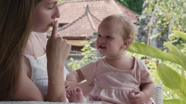 Yeşillik Içinde Uzun Saçlı Annesinin Kucağında Oturan Mutlu Beyaz Bir — Stok video