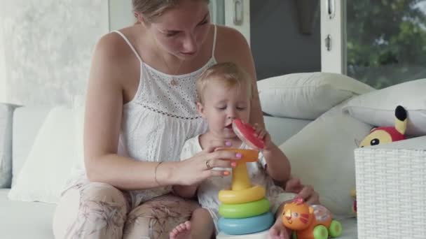 Medium Long Shot Cute Caucasian Toddler Playing Colorful Toy Ring — Vídeo de Stock