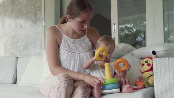 Mittellange Aufnahme Einer Jungen Kaukasischen Frau Die Mit Ihrem Einjährigen — Stockvideo