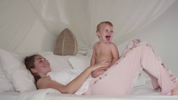 Full Shot Young Caucasian Woman Pajamas Lying Bed White Linen — Vídeo de Stock