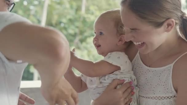Gros Plan Jeune Couple Famille Caucasienne Leur Bébé Assis Sur — Video