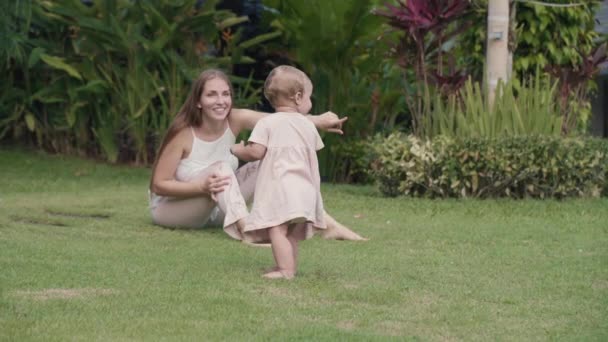 Long Shot Long Haired Caucasian Woman Sitting Green Grass Garden — Vídeos de Stock