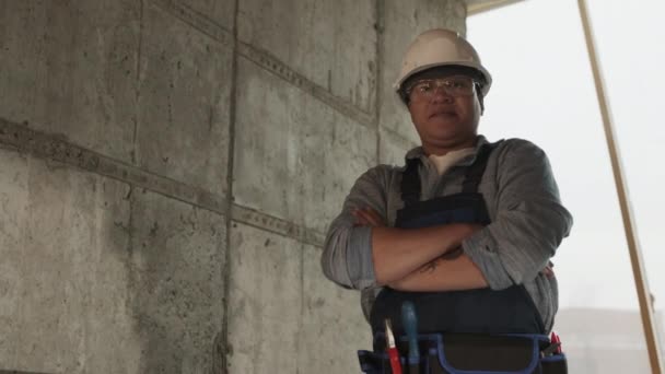 Low Angle Waist Pov Mixed Race Construction Worker Wearing Helmet — 图库视频影像