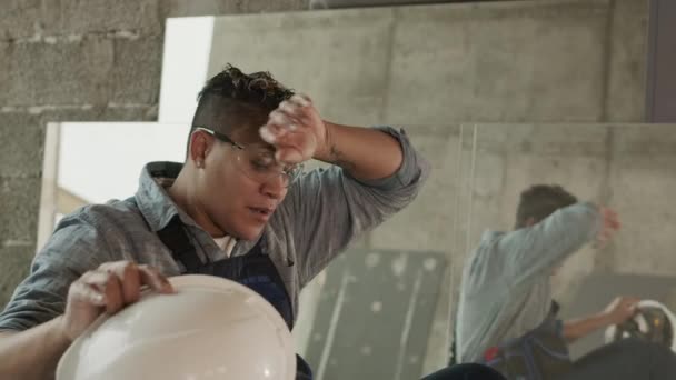Mittlere Aufnahme Einer Mixed Race Bauarbeiterin Mit Schutzbrille Ohne Helm — Stockvideo
