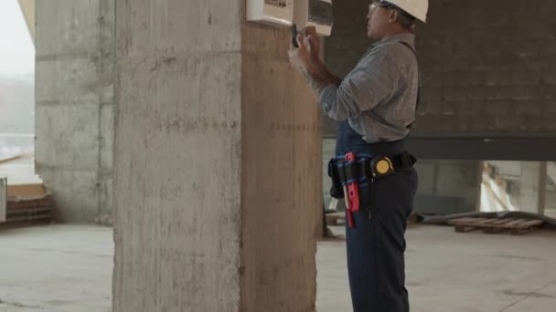Tilting Mixed Race Woman Construction Worker Wearing Helmet Goggles Standing — Vídeo de Stock