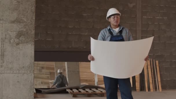 Medium Long Mixed Race Construction Specialist Wearing Protective Goggles Helmet — Wideo stockowe