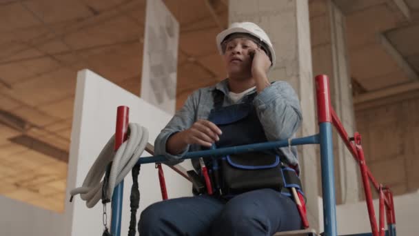 Flacher Winkel Mittellang Bauarbeiterin Mit Weißem Helm Sitzt Auf Einem — Stockvideo