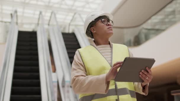 Low Angle Medium Smart Mixed Race Female Construction Worker Wearing — Vídeo de Stock