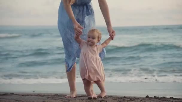 Vollbild Des Blondhaarigen Kaukasischen Einjährigen Babys Das Der Küste Sandstrand — Stockvideo
