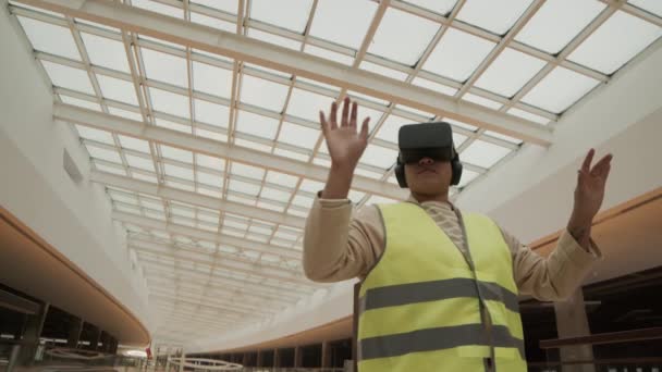 Low Angle Medium Unrecognizable Person Wearing Green Reflective Vest Earphones — Video Stock