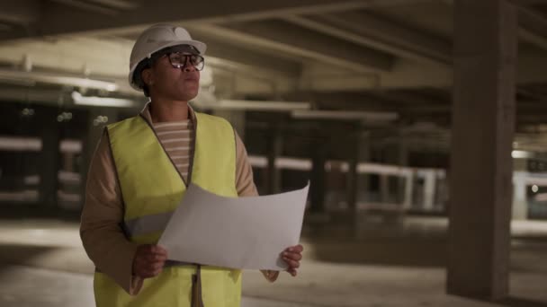 Medium Locked Mixed Race Female Professional Contractor Wearing Glasses Helmet — Stock Video
