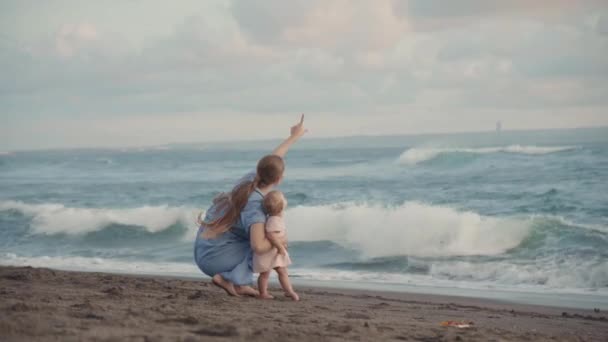 Long Side View Long Haired Mother Long Blue Dress Squatting — Stock video