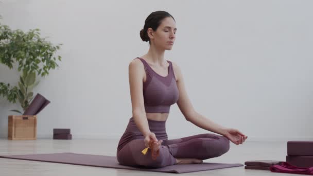 Kafkasyalı Genç Sporcunun Elinde Mala Boncukları Tutarken Yoga Stüdyosundaki Lotus — Stok video