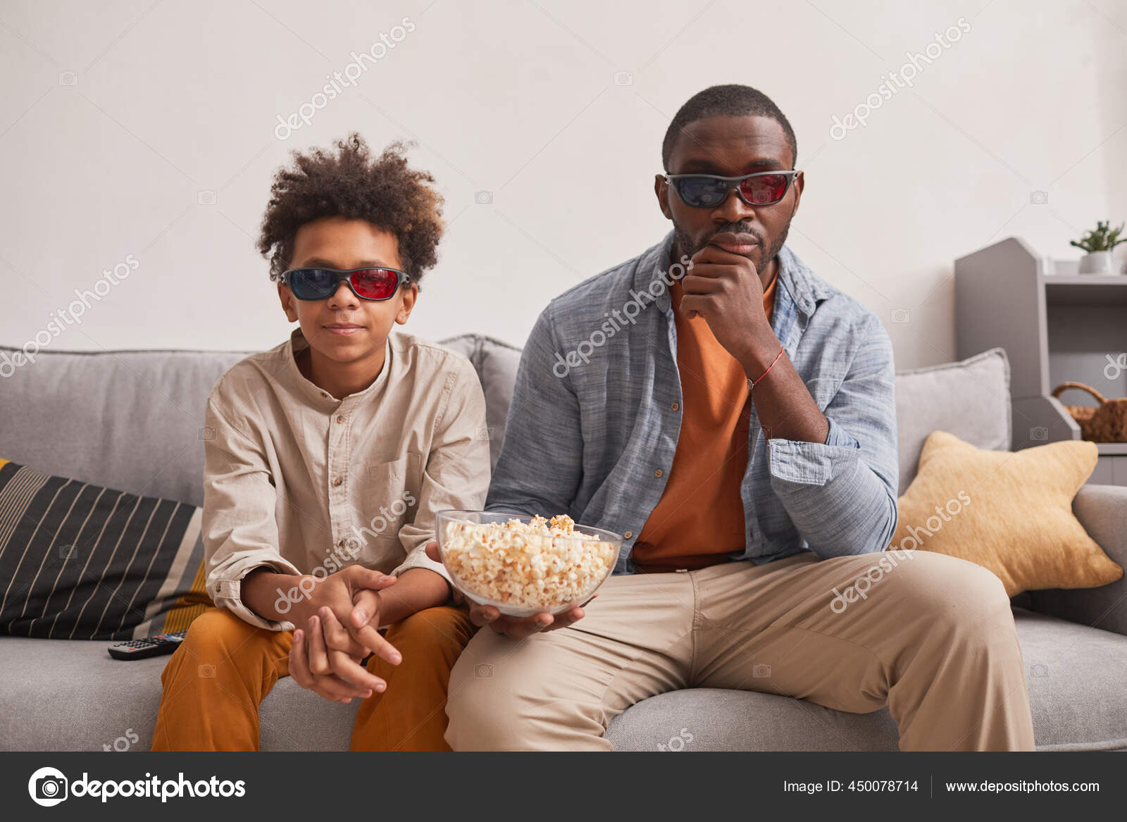Ein Moderner Afroamerikanischer Familienvater Und Sein Teenager Sohn Sitzen Auf Stockfotografie Lizenzfreie Fotos C Seventyfour 450078714 Depositphotos